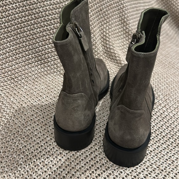 STUART WEITZMAN 5050 BOLD ZIP BOOTIE IN CHARCOAL, 7B - Picture 4 of 8